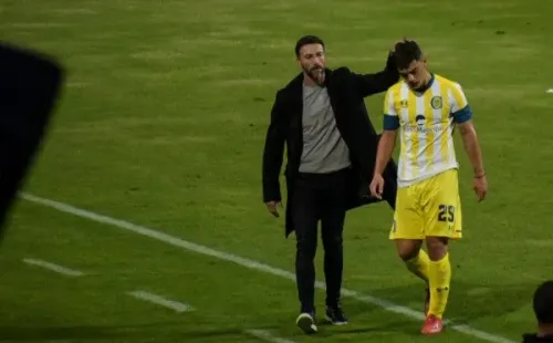 Rosario Central juega con uno menos ante Huachipato. (Foto: Agencia UNO)