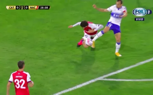 El árbitro no dudó y cobró penal(FOTO: FOX SPORTS)