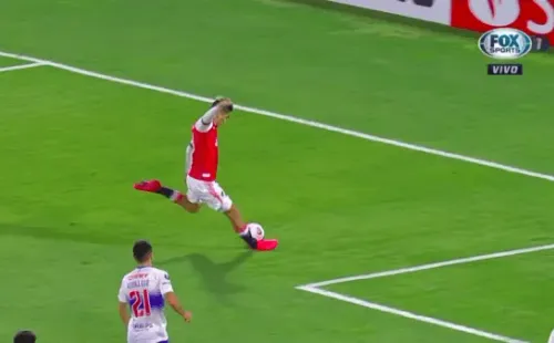El jugador no dudó en rematar de zurda(FOTO: FOX SPORTS)