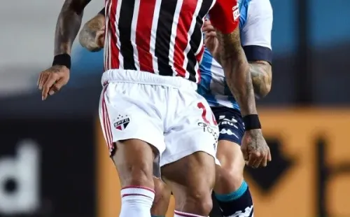Eugenio Mena anuló a Dani Alves pues se le pegó como estampilla durante todo el partido. Foto: Getty.