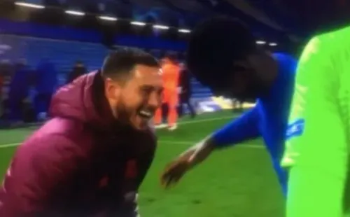 Eden Hazard se ríe con sus ex compañeros del Chelsea, carcajadas que fueron vista con malos ojos por los hinchas del Real Madrid.