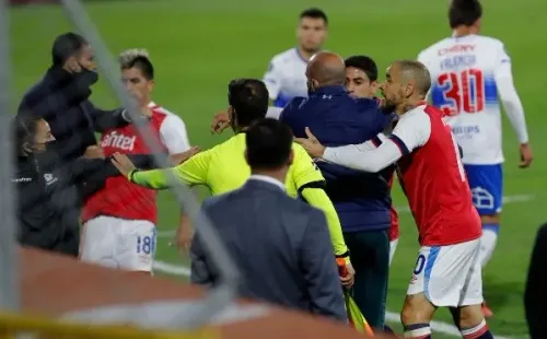 Diego Poyet se fue expulsado desde la banca en el duelo de la UC ante Nacional.