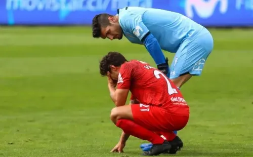 Los jugadores de la UC y La Calera mostraron gran preocupación por el Mago(FOTO: TNT SPORTS)