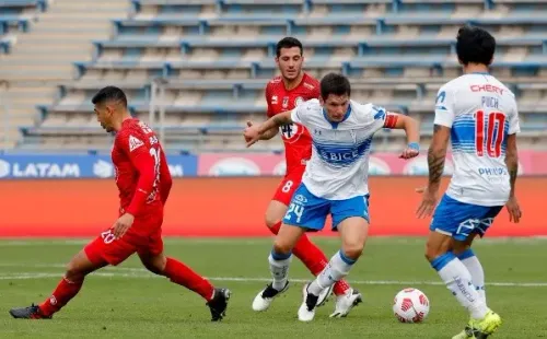 Poyet se mostró feliz por el rendimiento que logró Católica ante Unión La Calera en San Carlos. Foto: Agencia Uno.