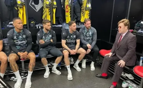 Elton John compartió este sábado en el camarín del Watford con los jugdores. Foto: Instagram Elton John.