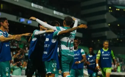 Santos Laguna y Diego Valdés festejan gol y triunfo en la Liga MX.