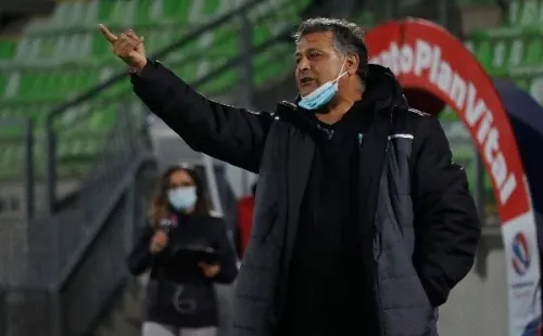 Ronald Fuentes no va más como técnico de Santiago Wanderers. Foto: Agencia Uno