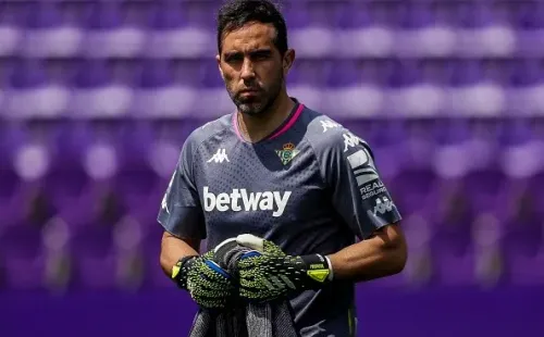 Claudio Bravo y Manuel Pellegrini enfrentan al Granada este lunes junto al Betis.