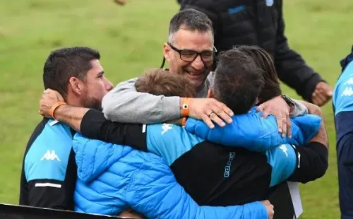 Racing a cuartos de final en Argentina: Pizzi consigue oxígeno con triunfo en definición paralela de infarto.