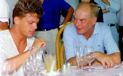 Luis Miguel, la serie: El Sol de México acompañando a su manager, Hugo López, en medio de una comida y en una de sus últimas fotos juntos.
