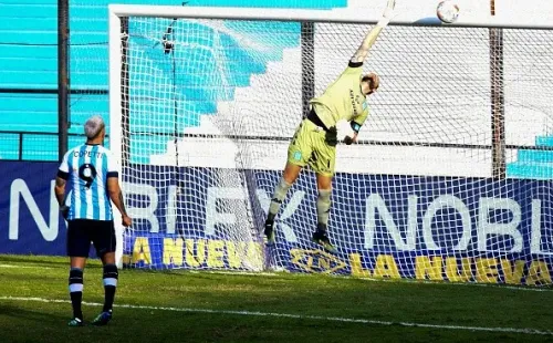 BatmArias, tapadón y fortuna como figura de Racing ante San Lorenzo.