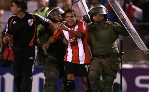 Alexis Sánchez es escoltado por polícias cuando fue reemplazado en River Plate (Archivo)