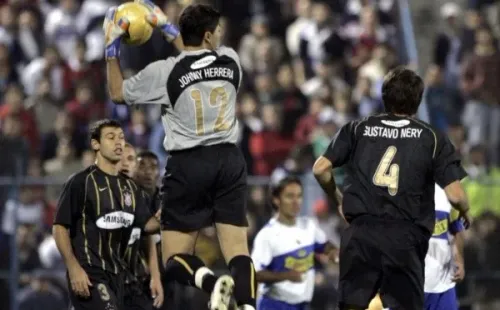 Johnny Herrera en el arco de Corinthians ante la UC (Archivo)