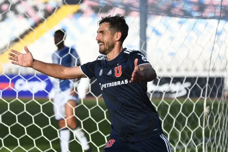 El doblete de Joaquín Larrivey es parte de la elección como mejor jugador de la fecha de Juegaenlinea, con la que Universidad de Chile consiguió otro triunfo ante Antofagasta. | Foto: Agencia Uno.