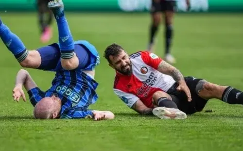 Lucas Pratto queda en el piso luego de la brutal lesión (Feyenoord)