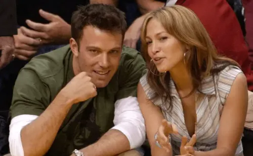 Jennifer López y Ben Affleck Lopez en primera fila para un partido de básquetbol.