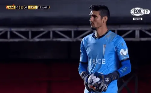 Dituro se quedó con el balón y salvó a la UC(FOTO: FOX Sports)
