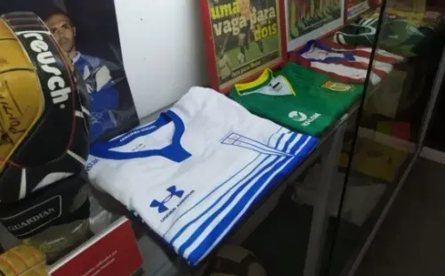 La UC dejó su camiseta en el museo del Bicho (Foto: AAAJ)
