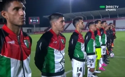 Palestino salió al terreno de juego con la simbólica chaqueta. (Foto: Captura Directv Sports)