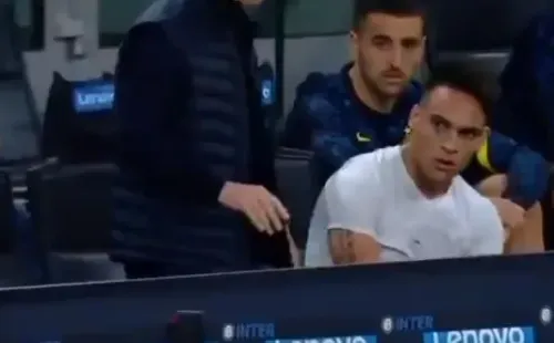 Lautaro en el banco de suplentes muy molesto luego de ser reemplazado. Foto: Captura de TV.