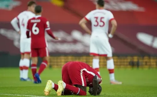 Sadio Mané se lamenta por la mala temporada que ha tenido en el Liverpool. Foto: Getty.