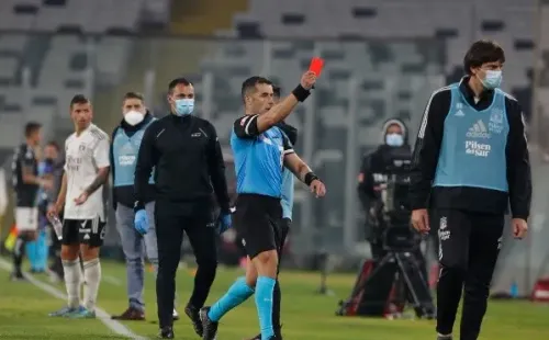 Gustavo Quinteros fue expulsado en el duelo de Colo Colo y Palestino.