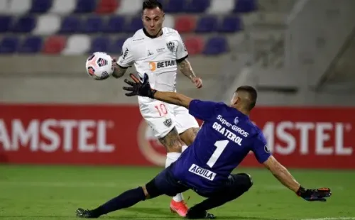 Picotón al arquero y cabezazo en la línea: golazo de Edu Vargas en Copa Libertadores.