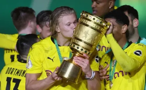 Haaland por fin festeja un título con el Borussia Dortmund.