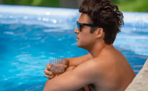 Luis Miguel, la serie: Micky no encontrará mejor manera que ahogar su duelo en alcohol, mujeres y Acapulco.