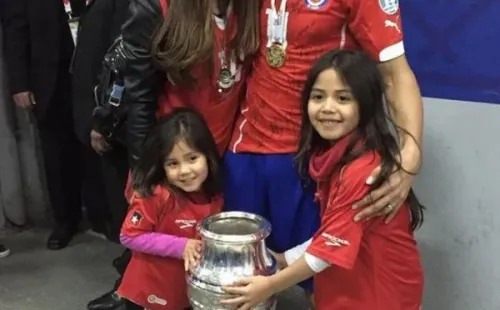 La familia ha sido fundamental en la carrera de Matías Fernández. La Copa América la celebró junto a su esposa Alejandra y sus hijas Anto y Aylén. Años después nacería su hijo Ángel. Foto: Instagram.