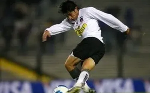 La irrupción de Matías en Colo Colo el 2004 fue extraordinaria. Debutó anotando dos goles a Cobresal y desde entonces se ganó el corazón de la hinchada. Foto: Archivo