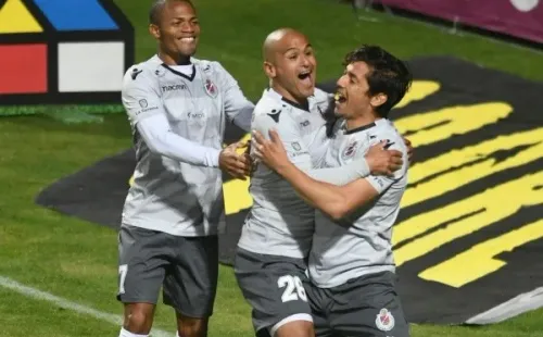 Este año Matías continuó su carrera en La Serena, donde se reencontró con un viejo amigo como Humberto Suazo. Hace poco volvió a convertir un gol en el fútbol chileno tras casi 15 años. Foto: Agencia Uno.