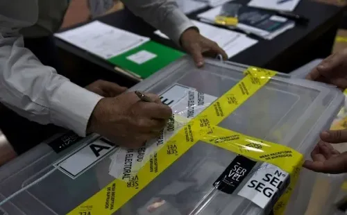 La ranura para ingresar los votos debe quedar sellada. (Foto: Agencia UNO)