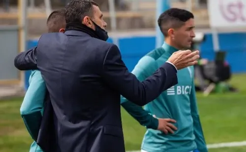 Poyet ya planifica con sus jugadores lo que será la visita a Nacional en Uruguay este martes. Foto: Agencia Uno.
