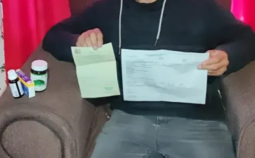 Pistola Flores mostró los certificados médicos que le dieron por los cálculos renales que sufre. Foto: cedida.