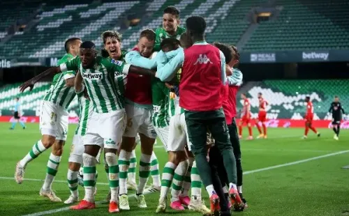 Betis festejó el triunfo obtenido ante Huesca que lo deja cerca de la Europa League. Foto: Getty.