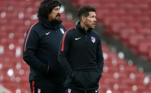 El Mono Burgos junto a Diego Simeone, una dupla que duró muchos años en el Atlético Madrid (Getty Images)
