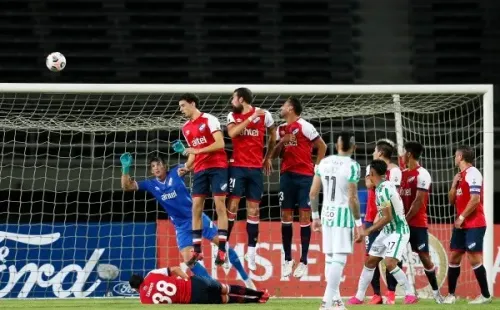 En un duelo marcado por los hechos extrafutbolísticos, Atlético Nacional no pudo superar a un Nacional que jugó media hora con 10 jugadores en cancha. (Foto: Getty)