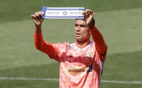 Escalante celebró levantando y besando la bandera de Israel. Foto:Agenciawww.lattu.cl