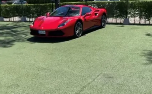 Vidal muestra su Ferrari en el lugar donde entrena el Inter y con la canción “Mírenme ahora”.