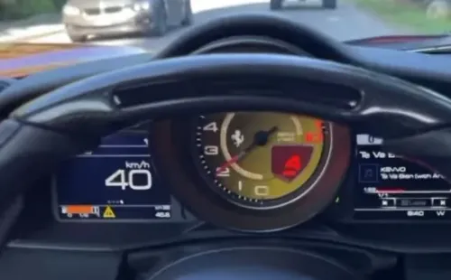 Vidal se mostró manejando por las calles de Milan en su Cavallino Rampante.