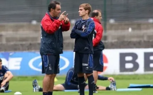 Martín Lasarte junto a un juvenil Antoine Griezmann. Foto: Archivo