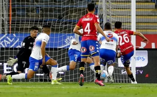 De los últimos cuatro partidos que han disputado entre sí, Unión Española se ha quedado con dos triunfos; los otros dos fueron empates. Foto: Agencia UNO.