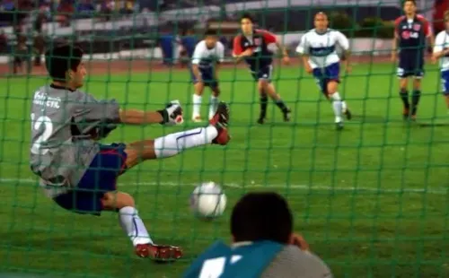 El Huaso Álvarez le tapó el penal a la U el 2002 y quedó en la historia de los cruzados. Foto: Archivo.