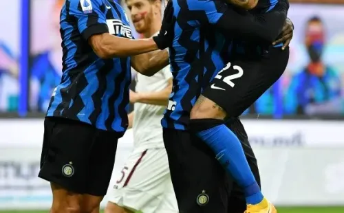 ¿Última vez que vemos a Vidal y Sanchez con la polera negra y azul? Hay rumores de que ambos jugadores podrían salir en este mercado. (Foto: Getty)