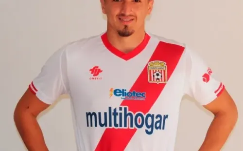 Favio Cabral ya se luce con la camiseta de Curicó Unido.