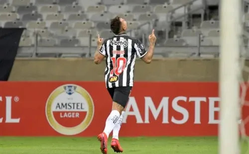 Eduardo Vargas con la 10 que utilizó alguna vez Ronaldinho (Getty Images)