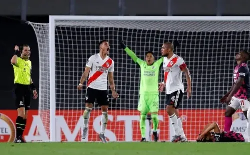 De manera insólita, Independiente Santa Fe cayó contra un River Plate que tenía solo once jugadores, dos de ellos debutantes, y a Enzo Pérez al arco para despedirse de la Copa Libertadores. (Foto: Getty)