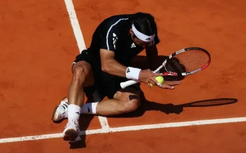 González borra con los glúteos una marca. Esto de forma contestataria ante un fallo arbitral en las semifinales de 2009. Foto: Getty