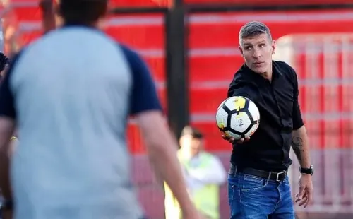 Martín Palermo en la banca de Curicó Unido (Agencia Uno)